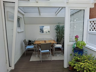 Überdachte Sitzecke auf der Terrasse