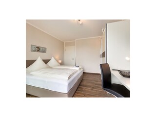 Schlafzimmer mit Boxspringbett