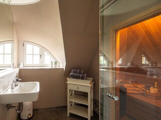 Bad mit Sauna im Dachgeschoss