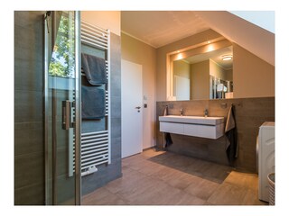 Badezimmer mit Waschtrockner Kompi