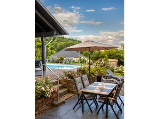 Terrasse with view to the pool