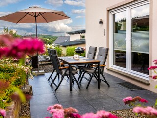 Terrasse mit Sonnenschirm u.Elektrogrill