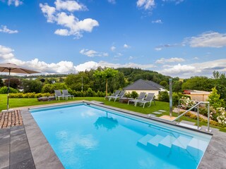 Ausblick auf und über den Pool