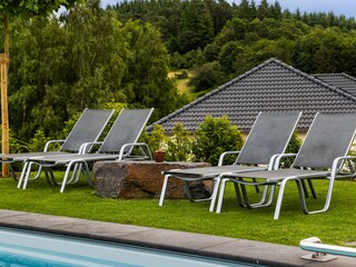 Liegestühle am Pool
