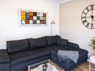 Wohnzimmer mit gemütlicher Couch