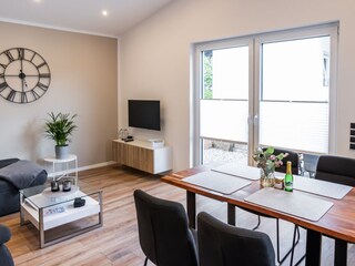 Wohn- und Esszimmer mit TV