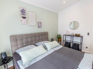 Schlafzimmer mit Boxspringbett und TV