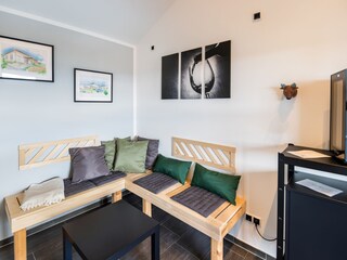 Ruheraum im Poolhaus mit Weinkühlschrank