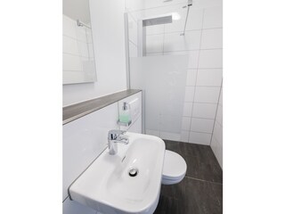 Bad mit Dusche im Poolhaus