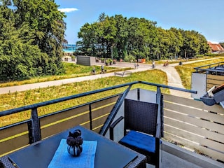 Blick vom Balkon auf die Deichpromenade