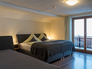 Dreibett-Schlafzimmer
