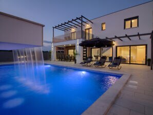 Luka met een geweldig zwembad