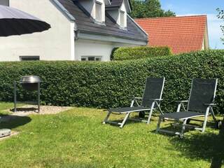 Garten mit Sonnenliegen