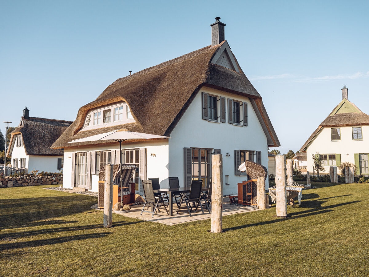 Terrasse mit Strandkörben und Hängematten