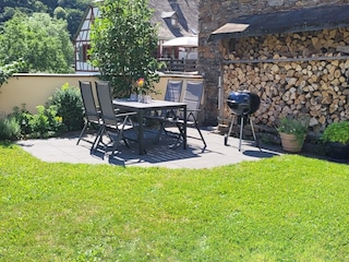 Garten - Gemütliche Sitzecke im Garten mit Grill