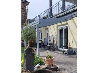 Garten - Überdachte Sitzgelegenheit vom Hof aus gesehen