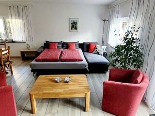 Wohnbereich - Sofa zu vollwertigem Bett ausgeklappt