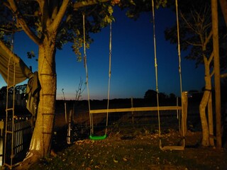 Schaukel in der Abenddämmerung