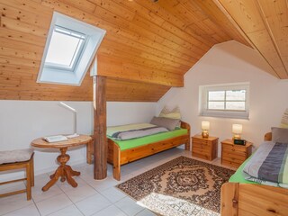 Schlafzimmer 3 mit zwei Einzelbetten + Arbeitsplatz