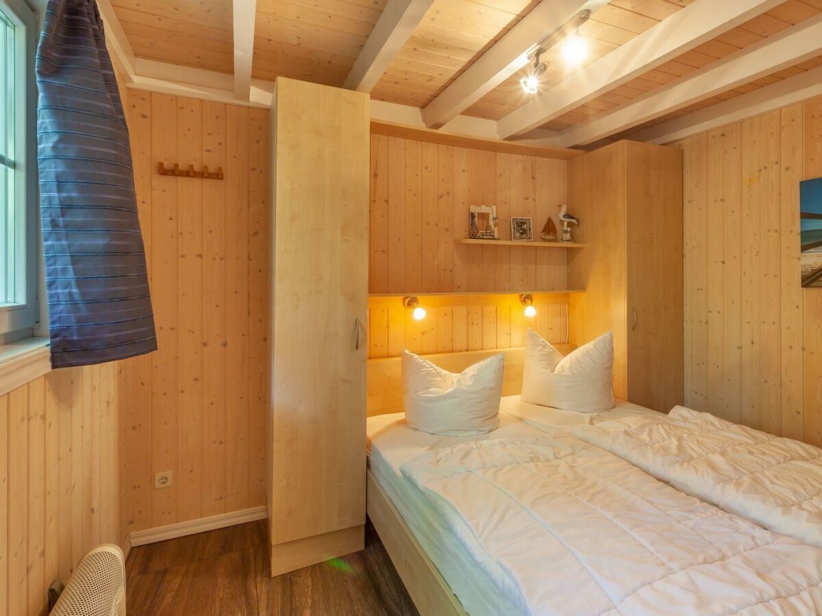 1. Schlafzimmer mit Doppelbett im Erdgeschoss