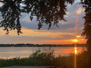 Abendsonne beim Spaziergang um den See