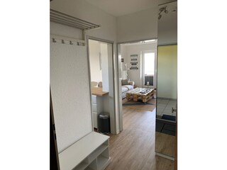 Der Eingangsbereich, Garderobe und hoher Spiegelschrank