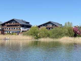 Blick vom See auf das Haus
