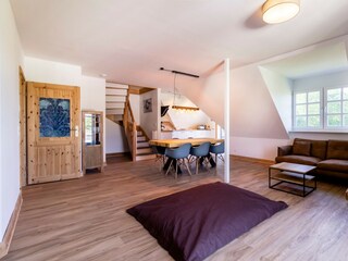 Auch der obere Wohn-/Essbereich besticht durch liebevolle, moderne Details