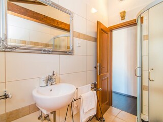 Badezimmer en suite mit dusche