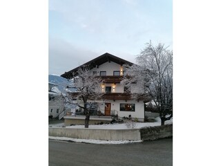 Skibusstop in front of the house