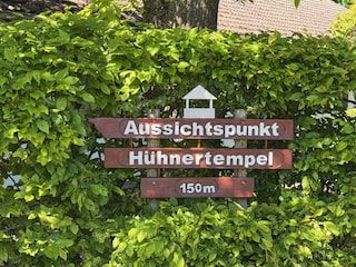 Schild zu Hühnertempel ( nur 300 m von Residence)