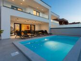 Villa Manhattan mit Pool am Meer