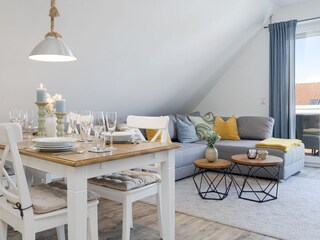 Wohn-Essbereich mit Zugang zum Balkon