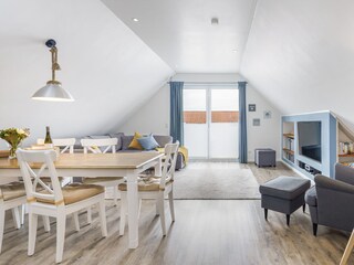Großer Wohn-Essbereich mit Zugang zum Balkon