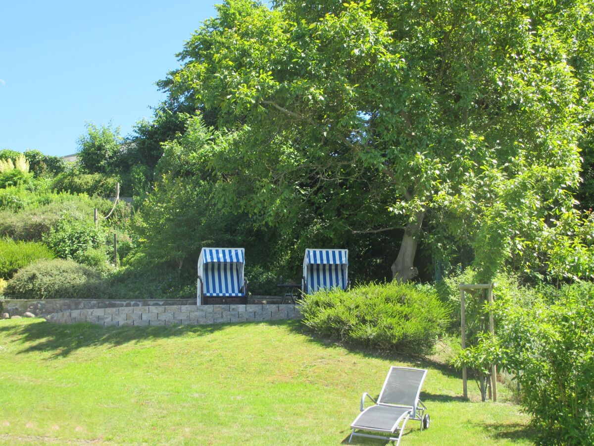 Liegewiese mit separater Strandkorbterrasse