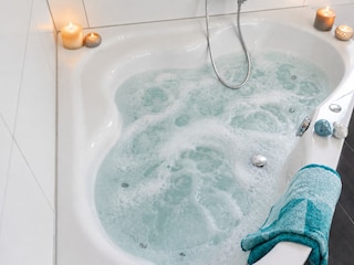 ...und Whirlpool-Badewanne!