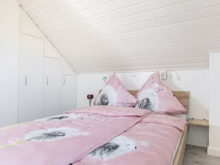 2. Schlafzimmer mit geräumigen Einbauschränken