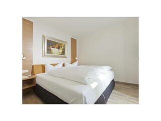 Schlafzimmer mit Doppelbett