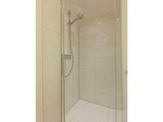 Das Badezimmer mit Dusche