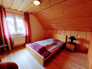 Schlafzimmer im OG 140 cm Bett