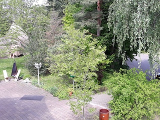 Aussicht von der Dachterrasse in den Garten