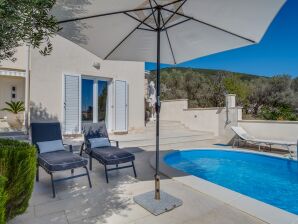 Villa ENYA mit Pool und Meerblick 90m vom Strand