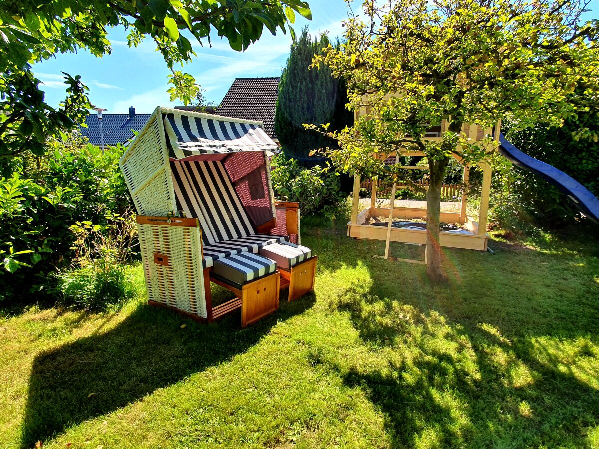 Garten mit Strandkorb und Klettergerüst