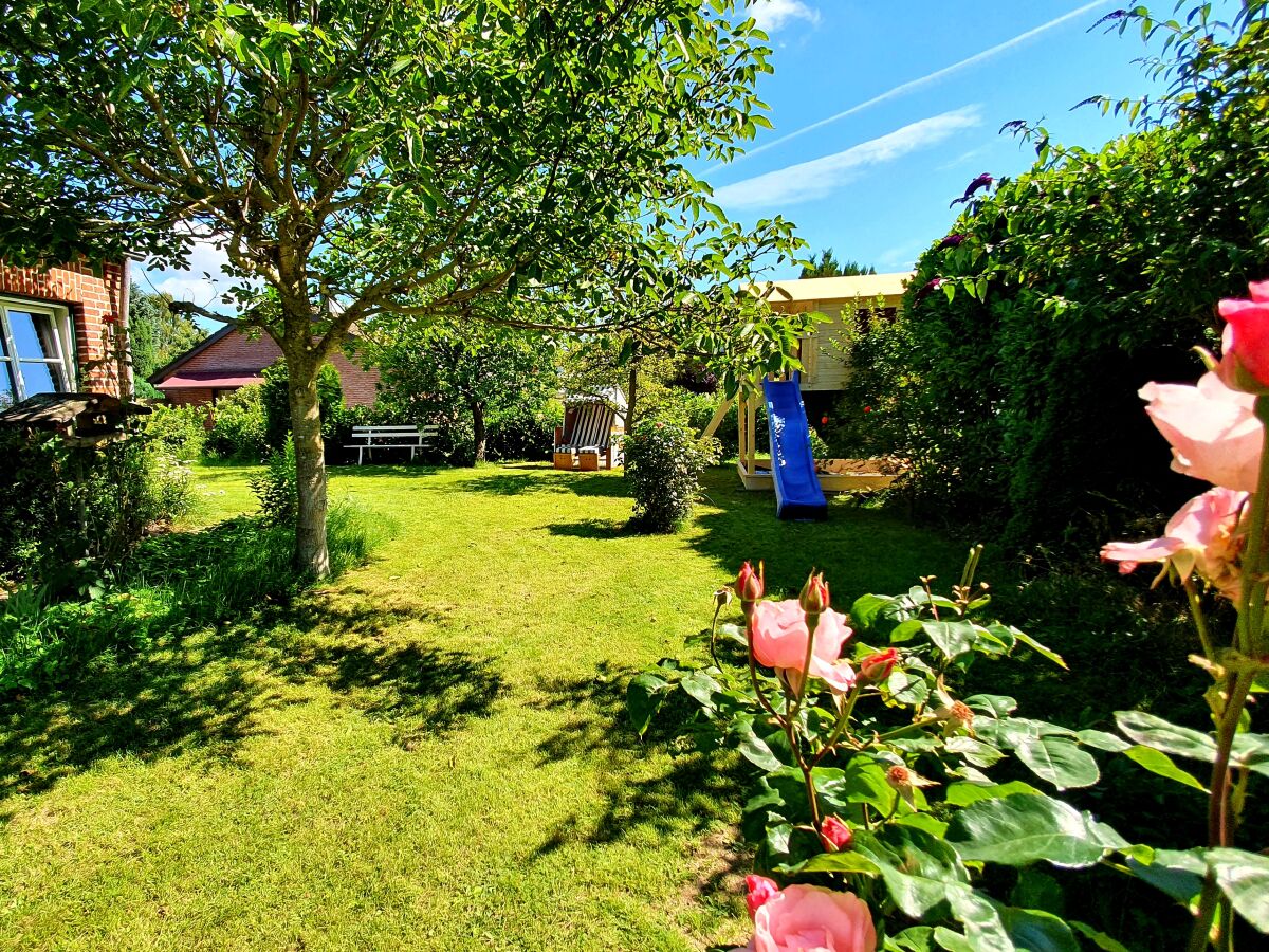 Garten mit Strandkorb und Klettergerüst