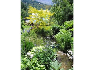 Im Garten gibt es einen Wasserfall und mehrere Teiche