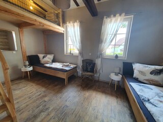 Schlafzimmer Nr. 1 mit Einzelbetten und einem Hochbett