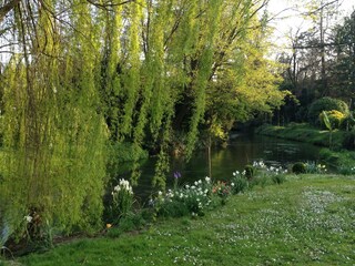Blick auf den Fluss vom Obstgarten des Schlosses