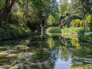 Blick auf den Fluss vom Obstgarten des Schlosses