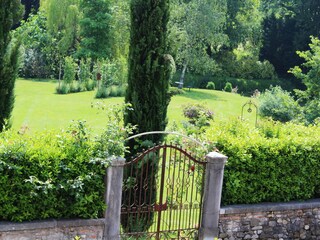Blick vom Turm auf den Obstgarten