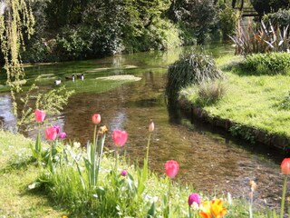 Blick auf den Fluss vom Obstgarten des Schlosses
